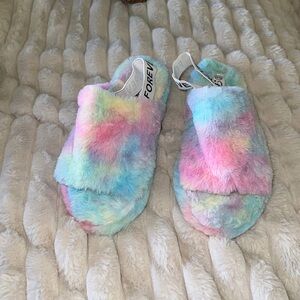 Size 6 1/2 strap fuzzy sandals